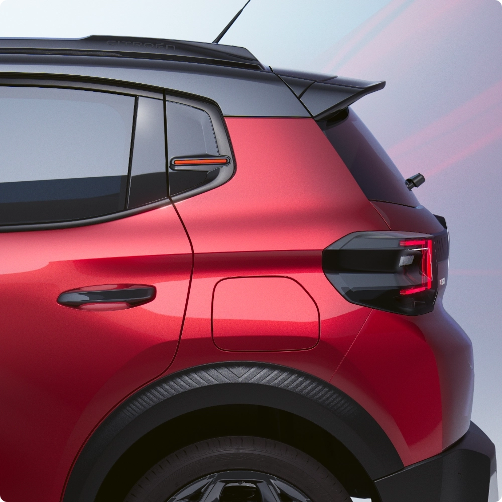 Detailaanzicht schuin achter van de Citroën ë‑C3 elektrische stadsauto, met onderscheidende achterlichten en designlijnen voor een stedelijke uitstraling en slimme EV‑keuze.