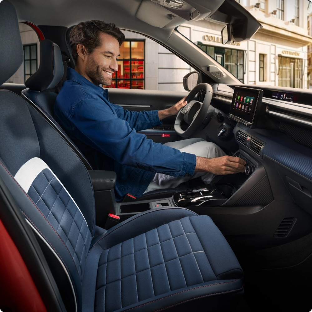 Interieuraanzicht voorin van de Citroën ë‑C3 elektrische SUV met modern cabineontwerp voor comfortabel en betaalbaar dagelijks rijden.