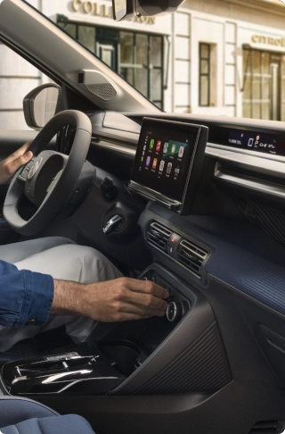 Interieur aanzicht van de bestuurderspositie van de Citroën ë‑C3 elektrische stadsauto, met geavanceerd infotainment en stuurbediening voor dagelijks comfort en een slimme EV‑keuze.