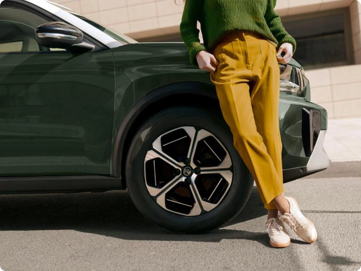 Close‑up van de lichtmetalen velg van de Citroën ë‑C3 elektrische SUV met modern design voor stijlvolle en betaalbare stedelijke mobiliteit.