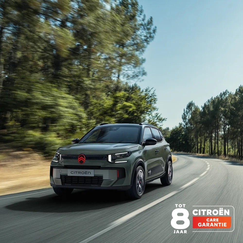 Driekwartvooraanzicht van de Citroën ëC3 Outdoor met LED-lichtsignatuur toont Citroën Advanced Comfort tijdens een rit door een schilderachtig landschap